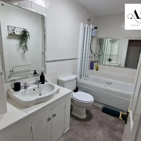 Two Bedroom Mansion House Apartment By Az Luxury Stays Newmarket With Parking And Wifi Exterior photo