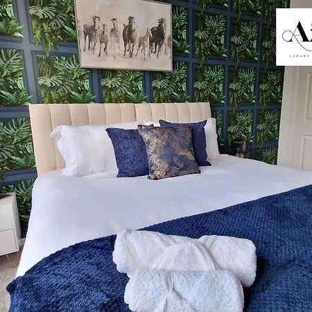 Two Bedroom Mansion House Apartment By Az Luxury Stays Newmarket With Parking And Wifi Exterior photo