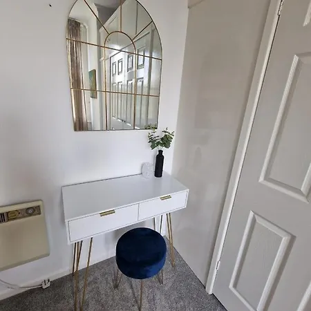 Two Bedroom Mansion House Apartment By Az Luxury Stays Newmarket With Parking And Wifi Exterior photo